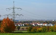 Stromleitung und Blick vom Gänsberg auf Frauenweiler