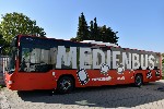 Rot lackierter Linienbus mit der Aufschrift "Medienbus"