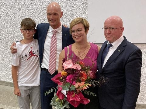 Dirk Elkemann mit Sohn Max und Lebensgefährtin Lena Keller sowie Bürgermeister Ludwig Sauer.