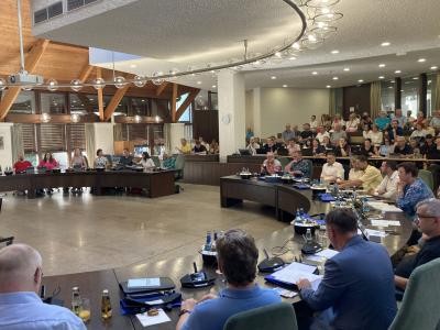 Gemeinderatssitzung am großen runden Tisch im Ratssaal. 