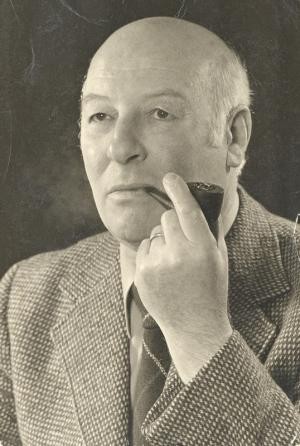 Portrait von Max Oppenheimer, der eine Pfeife raucht.