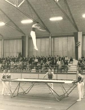 Trampolinvorführung in der Stadionhalle.