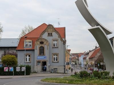 Wieslocher Jugendzentrum im historischen Gebäude mit Jugendstil-Fassade.