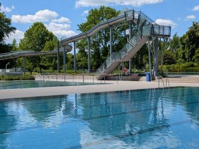 WieTalBad mit großzügiger Wasserfläche und langer Rutsche.