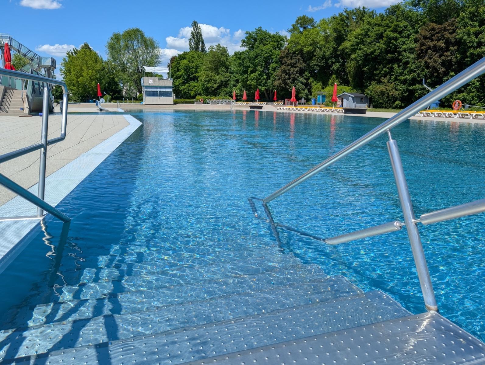 Lockendes Nass im beheizten Familienbecken.