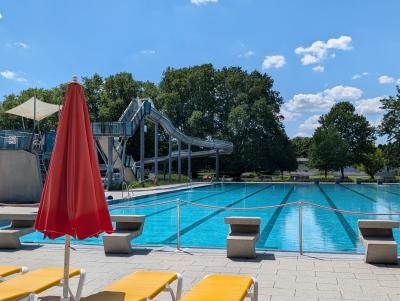 Das Olympiabecken lädt zum sportlichen Schwimmen ein. 