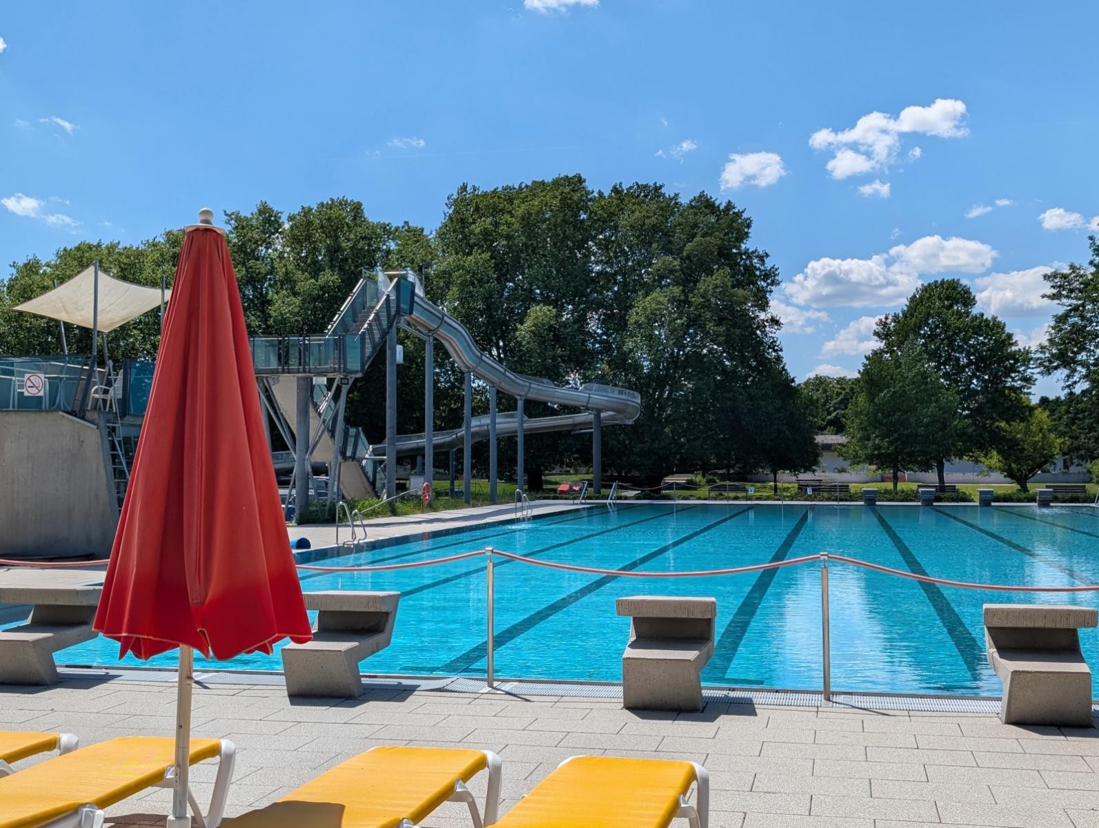 Das Olympiabecken lädt zum sportlichen Schwimmen ein. 