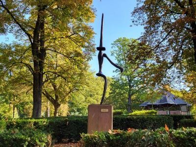 Die "Tänzerin" von Christian d'Orgeix im Labyrinth des Gerbersruhparks.
