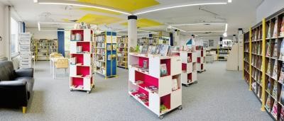 Zeitschriften und aktuelle Literatur im Obergeschoss der Stadtbibliothek.