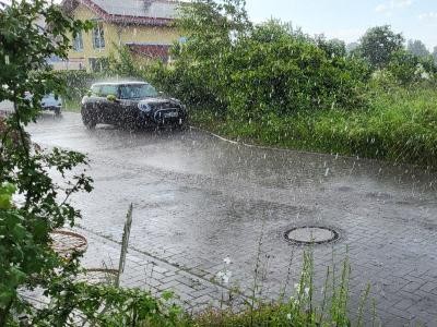 Starker Regen in einer Wieslocher Wohnstraße. Starker Regen in einer Wieslocher Wohnstraße.
