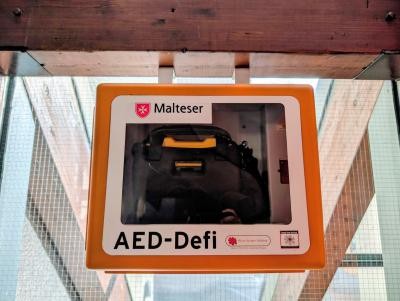 Defibrillator neben der Information im Eingangsbereich des Rathauses.