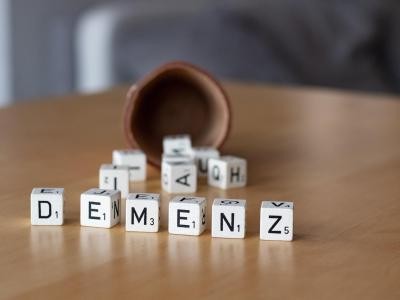 Buchstabenwürfel bilden das Wort Demenz.
