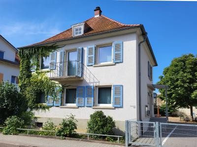 Die Ortsverwaltung ist ein einem hübschen Walmdach-Haus mit blauen Fensterläden beheimatet.