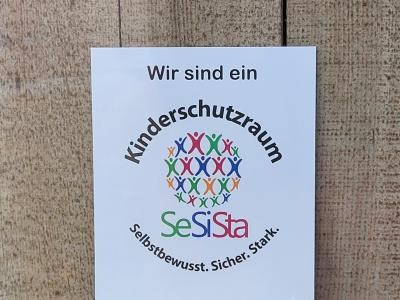 Kinderschutzraum-Logo in einem beteiligten Geschäft.