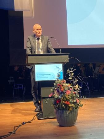 Oberbürgermeister Dirk Elkemann am Rednerpult.