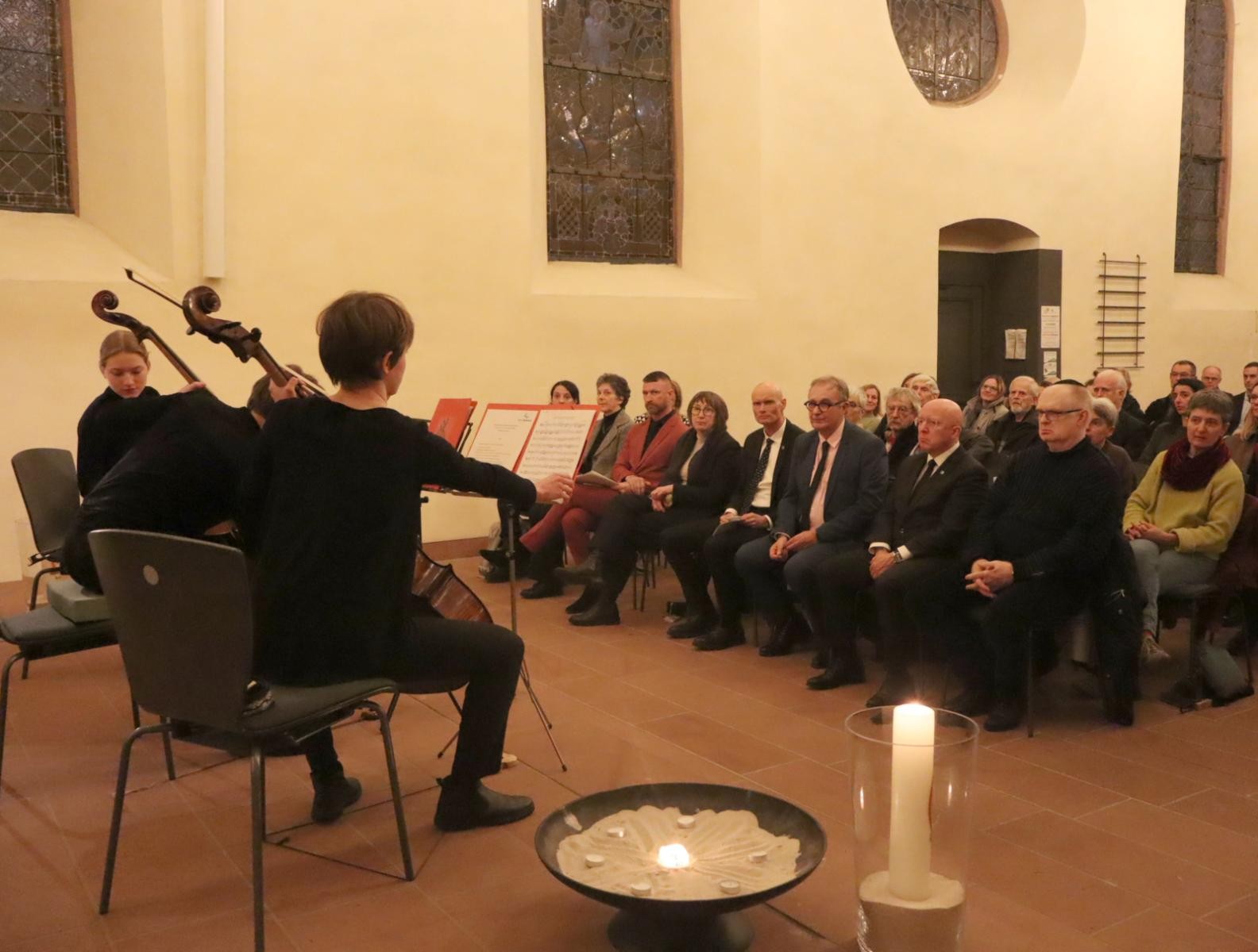 Gäste lauschten dem Cello-Trio der Musikschule, das die musikalische Gestaltung der Veranstaltung übernahm.
