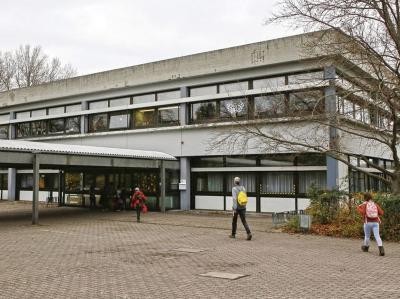 Albert-Schweitzer-Schule mit Haupteingang.