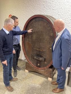 Heinz Schweinfurth, Martin Sommer und BM Ludwig Sauer freuen sich über das neue Objekt.