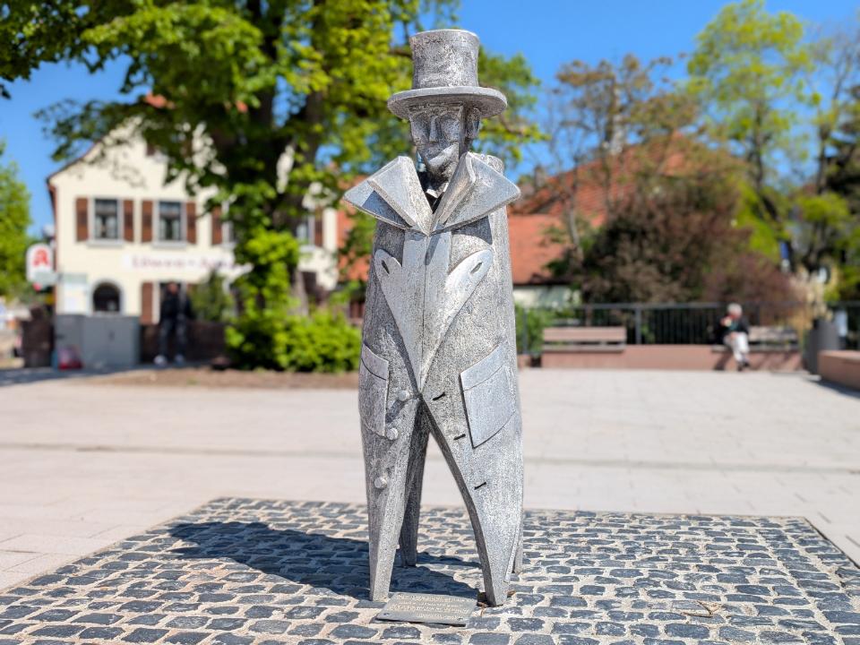 Aluminium-Skulptur eines Mannes mit Zylinderhut.