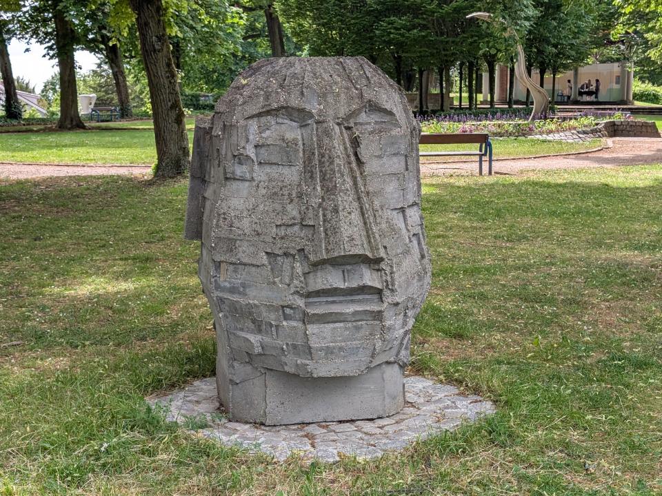 Aus Beton gegossener Kopf.