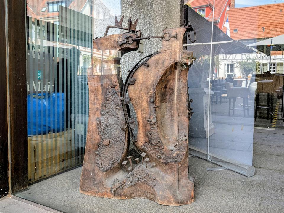 Abstrakte Skulptur aus Holz und Eisen.