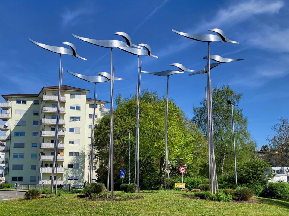 Kinetische Skulptur mit sieben beweglichen Flügel-Elementen, aus Edelstahl/Aluminium.