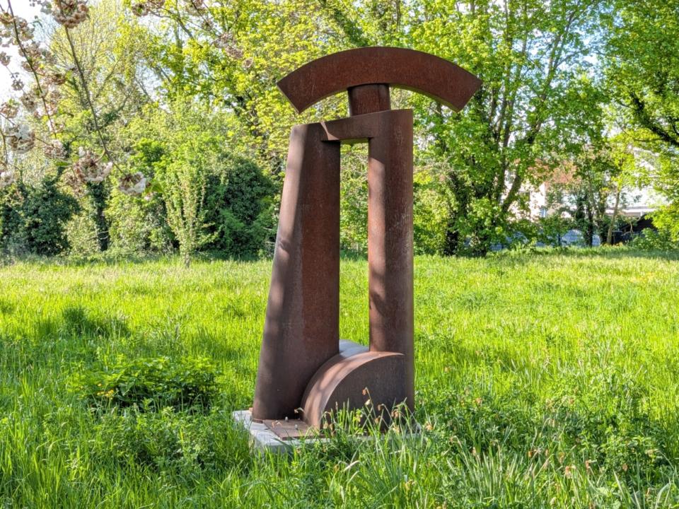 Abstrakte Skulptur aus Corten-Stahl in Rostoptik.
