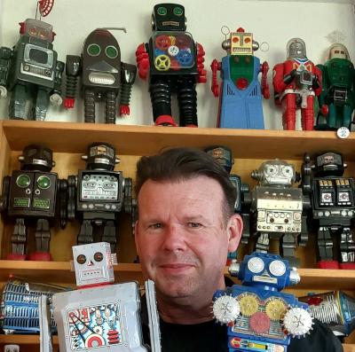 Klaus Huber inmitten seiner Roboter-Sammlung. Klaus Huber inmitten seiner Roboter-Sammlung.
