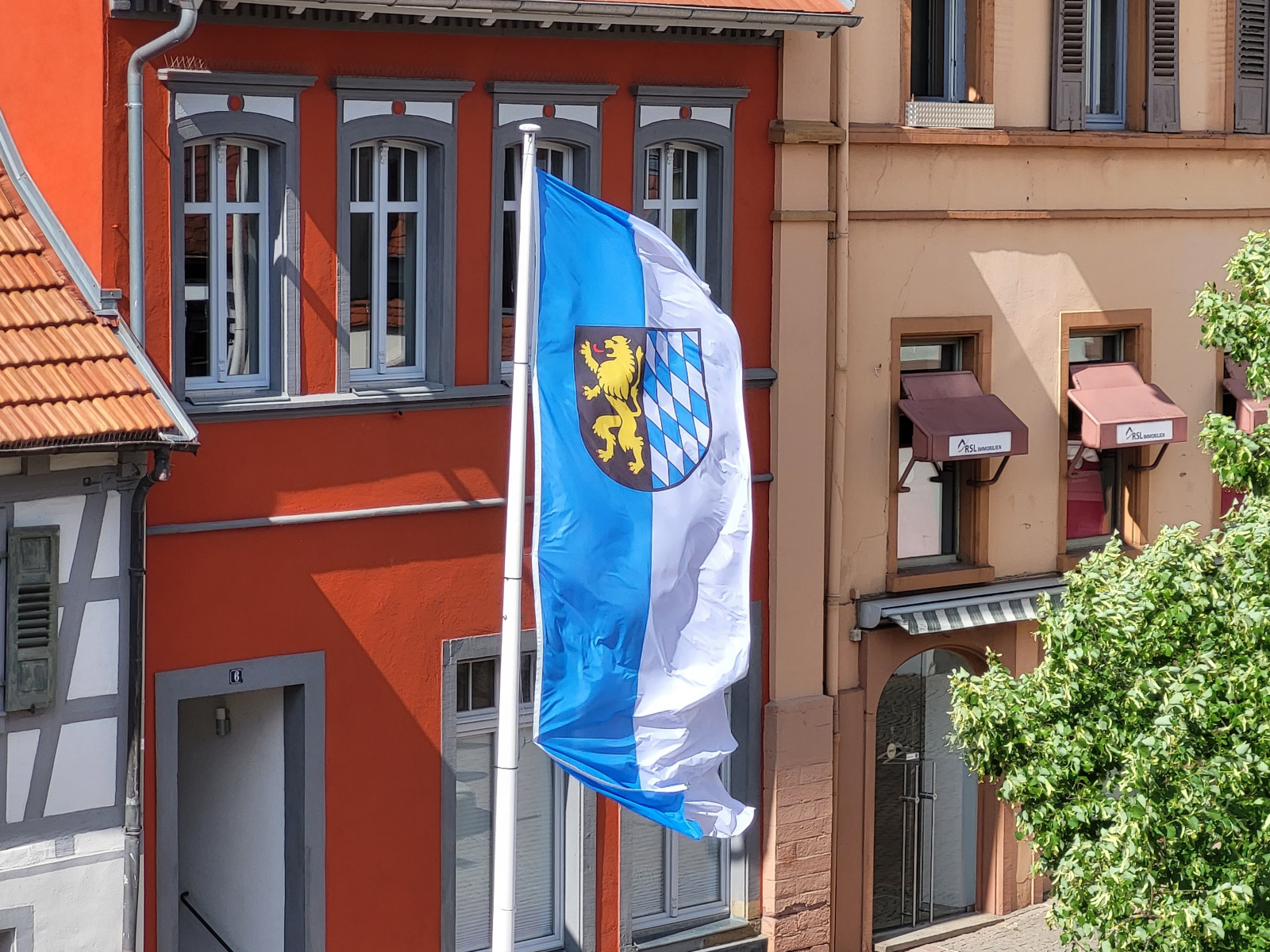Die blau-weiße Wiesloch-Flagge mit Wappen ist am Markplatz gehisst.
