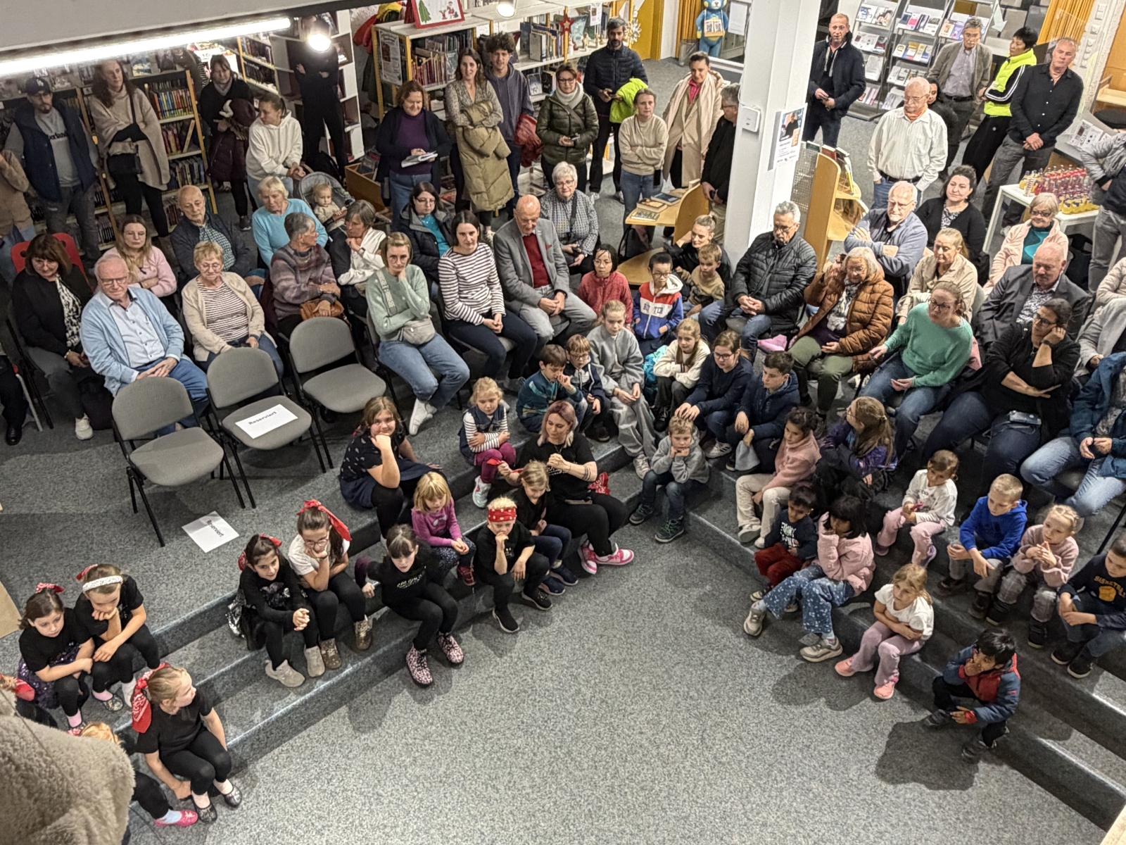 Volles Haus in der Stadtbibliothek: Kinder und Erwachsene folgten dem abwechslungsreichen Programm.