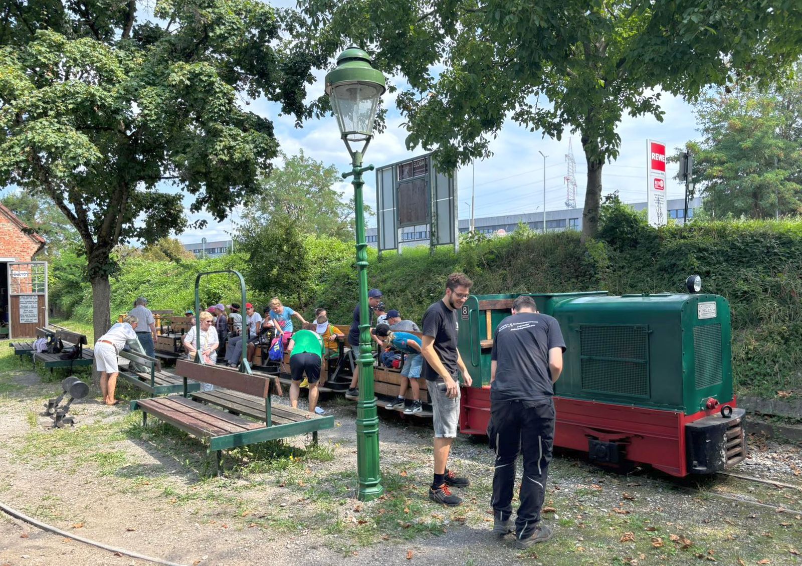 Kinder fahren mit der Feldbahn.