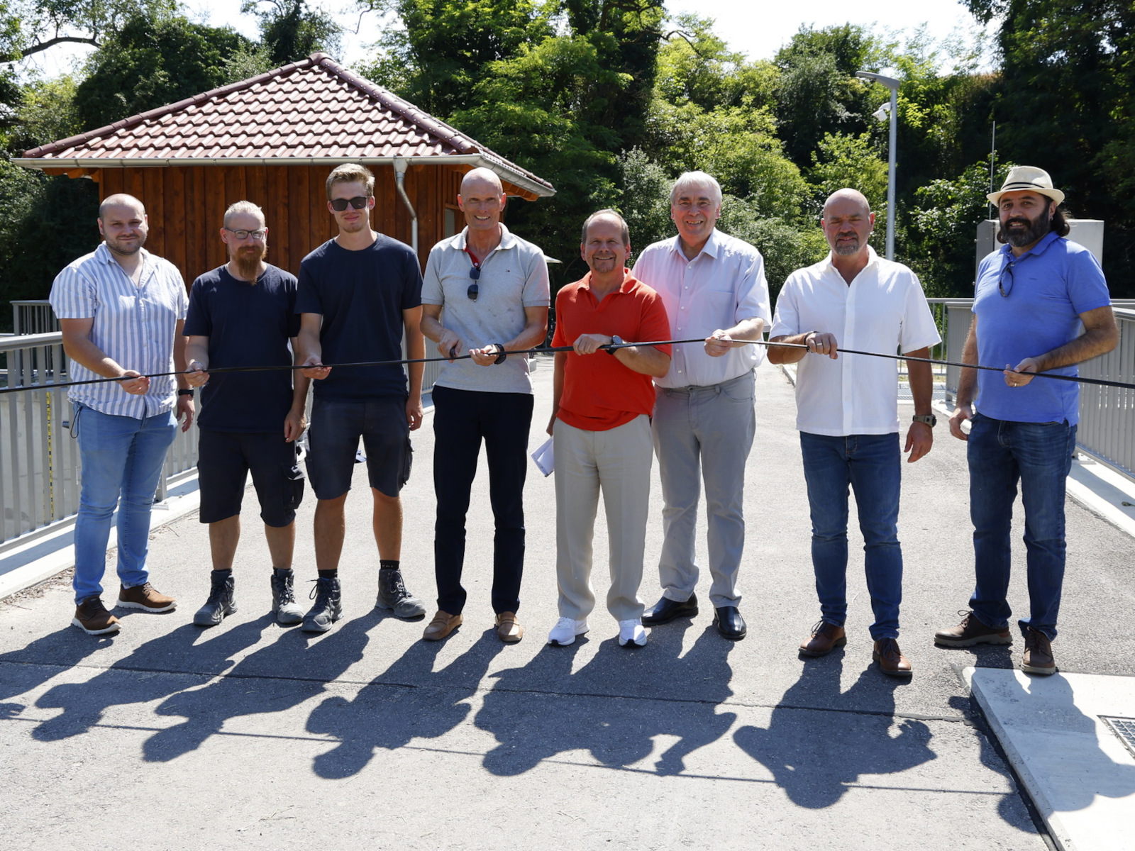 Reiner Reißfelder, AHW-Geschäftsführer, OB Dirk Elkemann und weitere Vertreter des AHW und der am Bau beteiligten Unternehmen freuen sich über die Fertigstellung das HRB Altwiesloch.