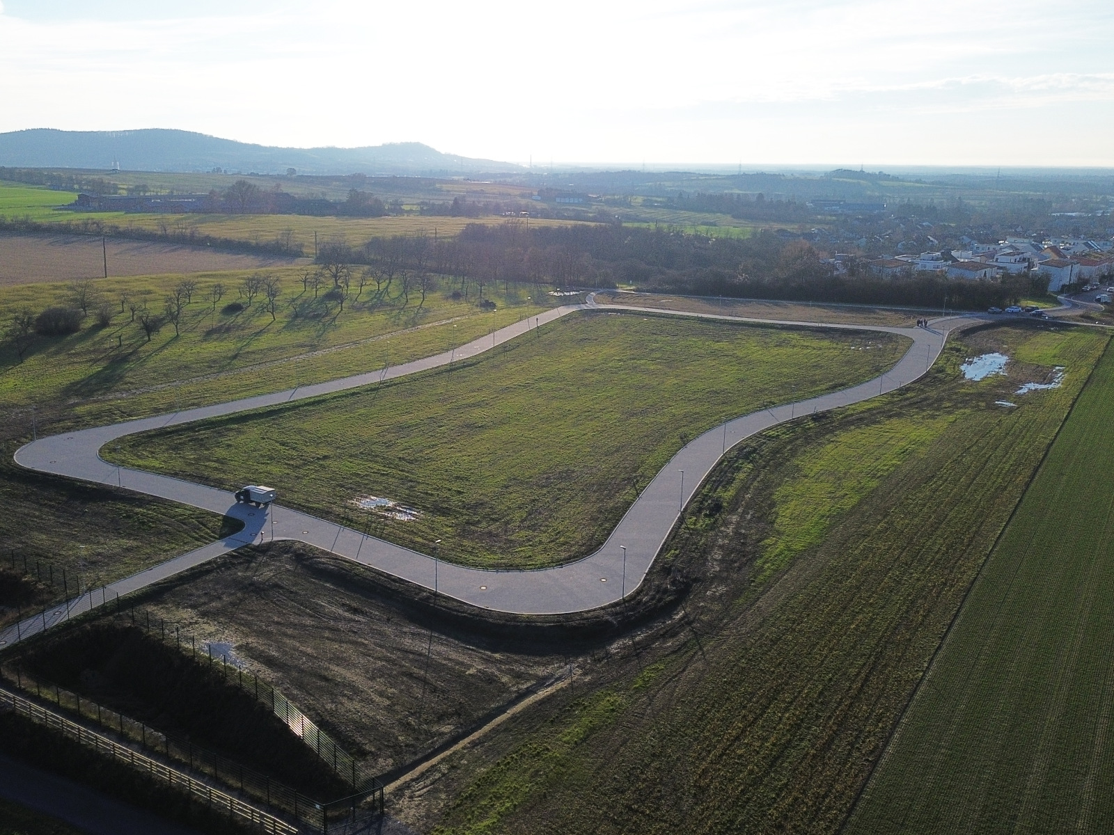 Fertige Ringstraße des Neubaugebiets mit 41 baureifen Bauplätzen.