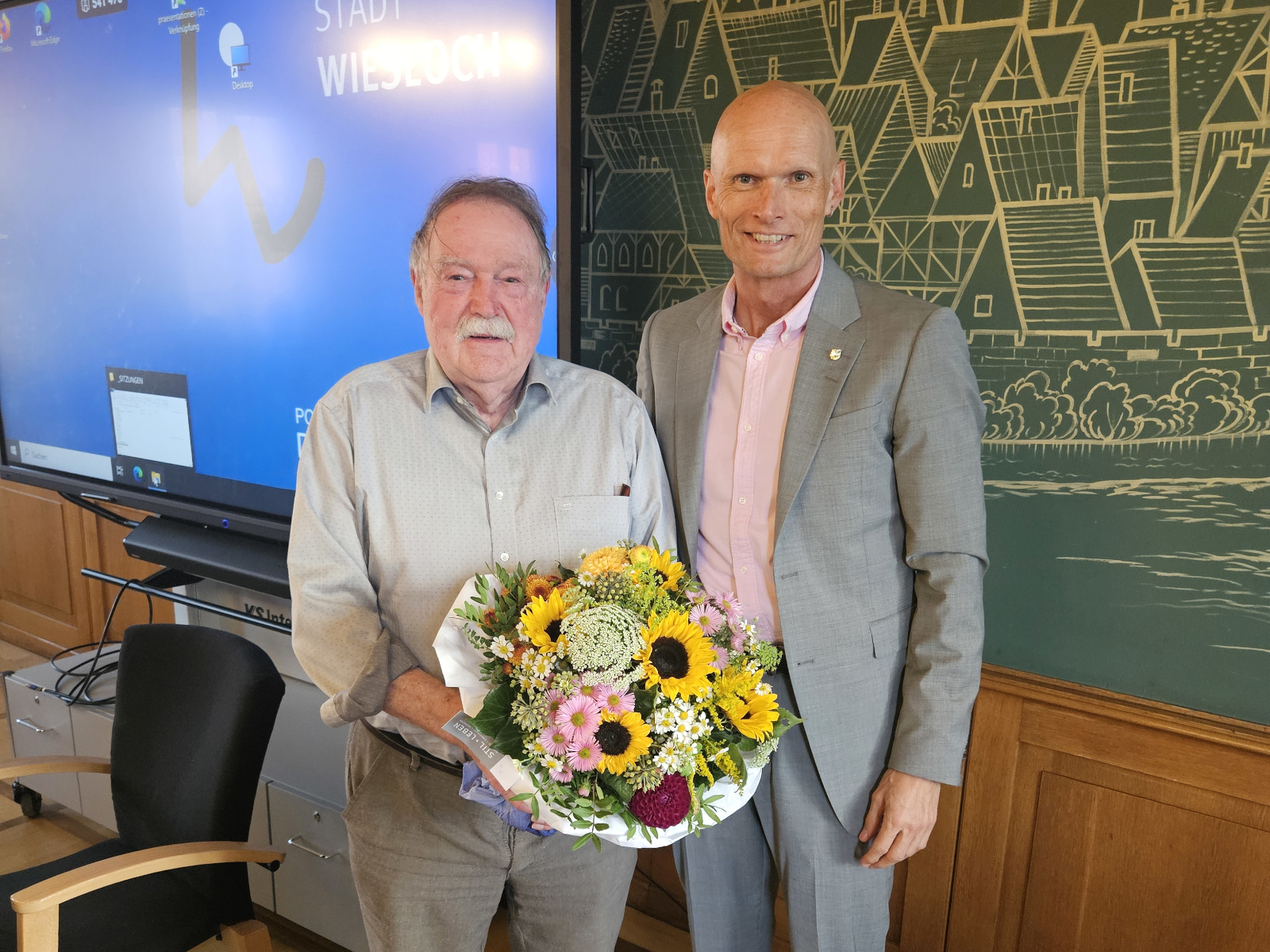 Oberbürgermeister Dirk Elkemann verabschiedet Rudolf Lauer im VKSS-Ausschuss.