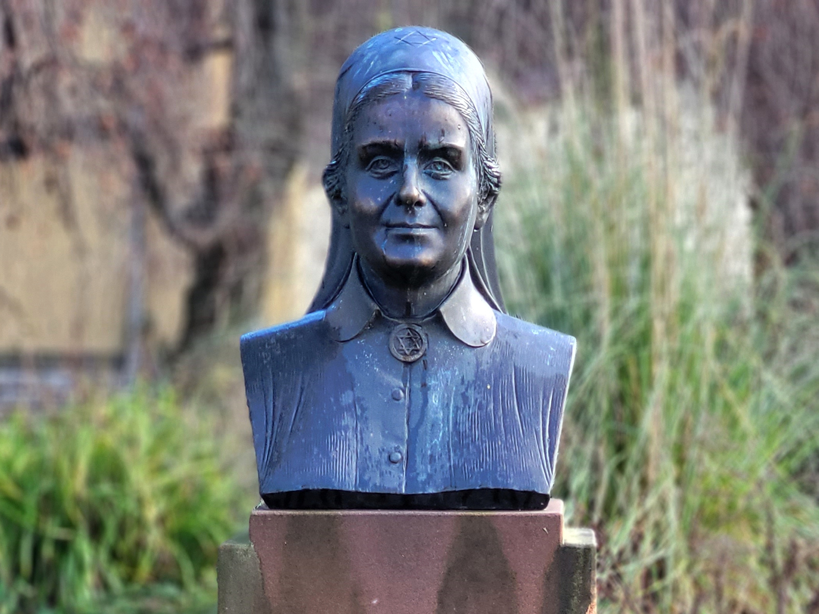 Portrait-Büste von Pauline Maier, gestaltet von Antal Sándor.