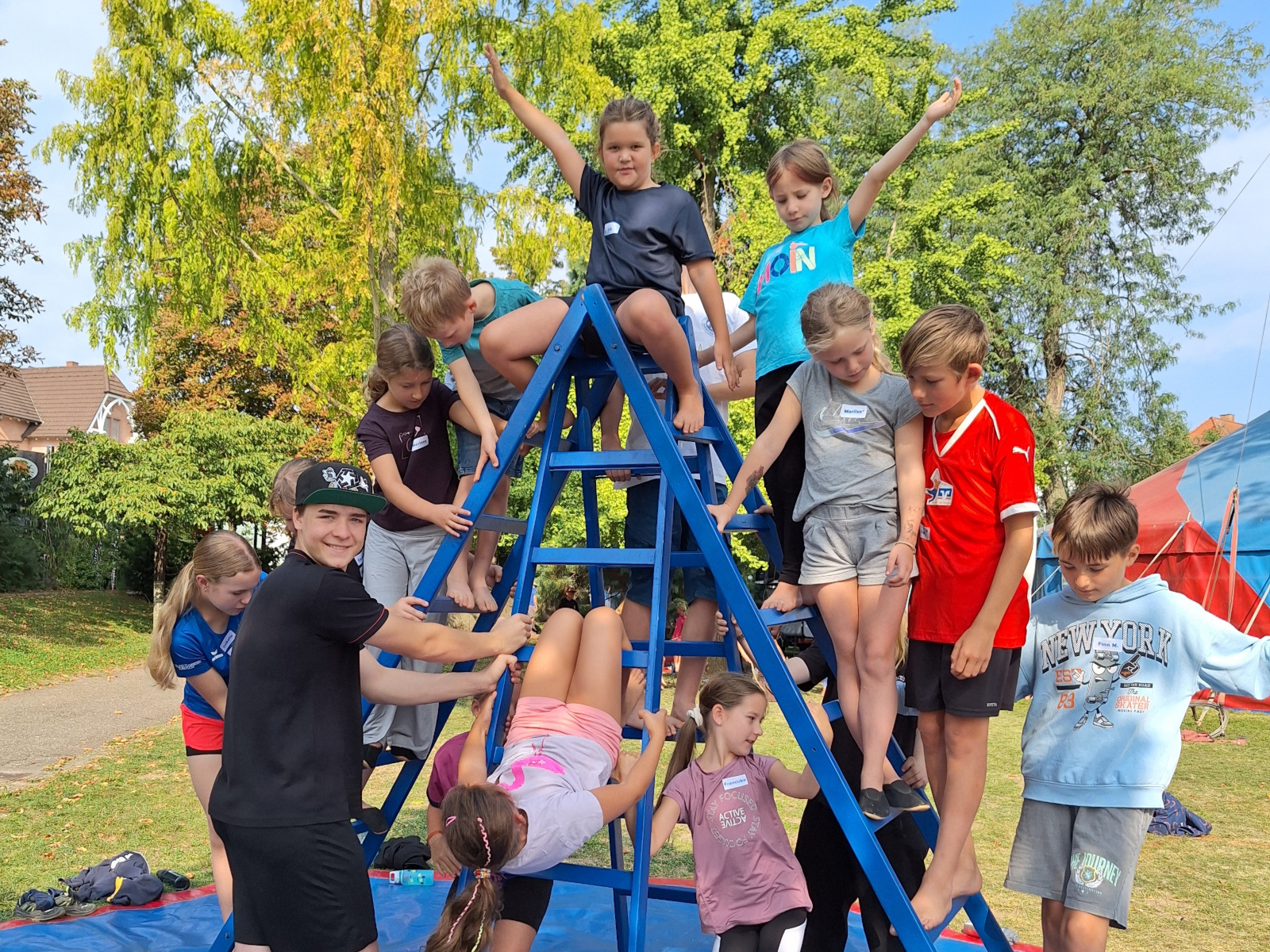 Kinder und Volontär üben eine Akrobatik-Vorführung.