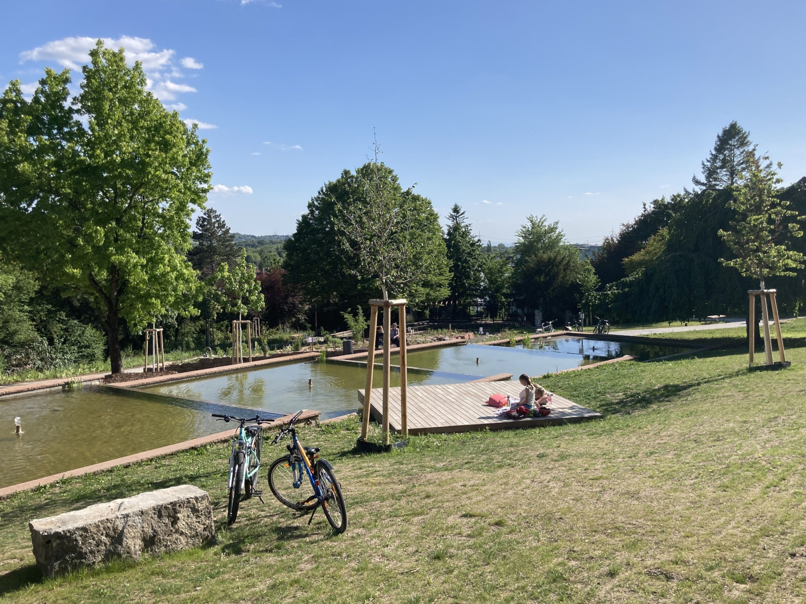 Rasen-Liegefläche und Wasserbecken.