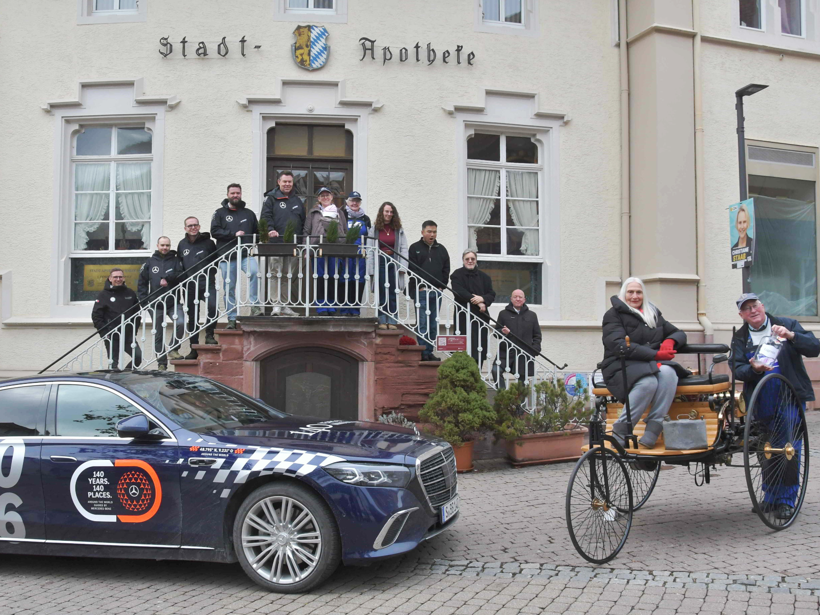 Erinnerungsfoto der Welttour vor der 1. Tankstelle der Welt, mit Urenkelin Jutta Benz.