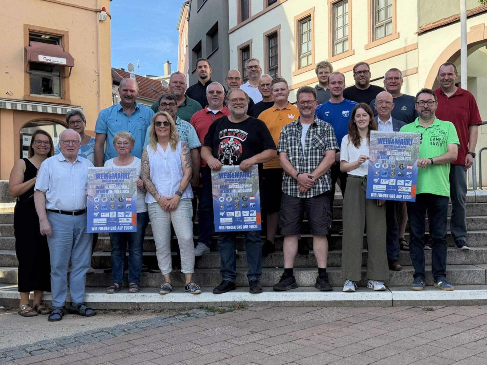Vertreterinnen und Vertreter der teilnehmenden Wein und Markt Vereine 2026 mit dem Verkehrsverein und der Stadt Wiesloch um Bürgermeister Ludwig Sauer freuen sich auf den 05.09.2026.