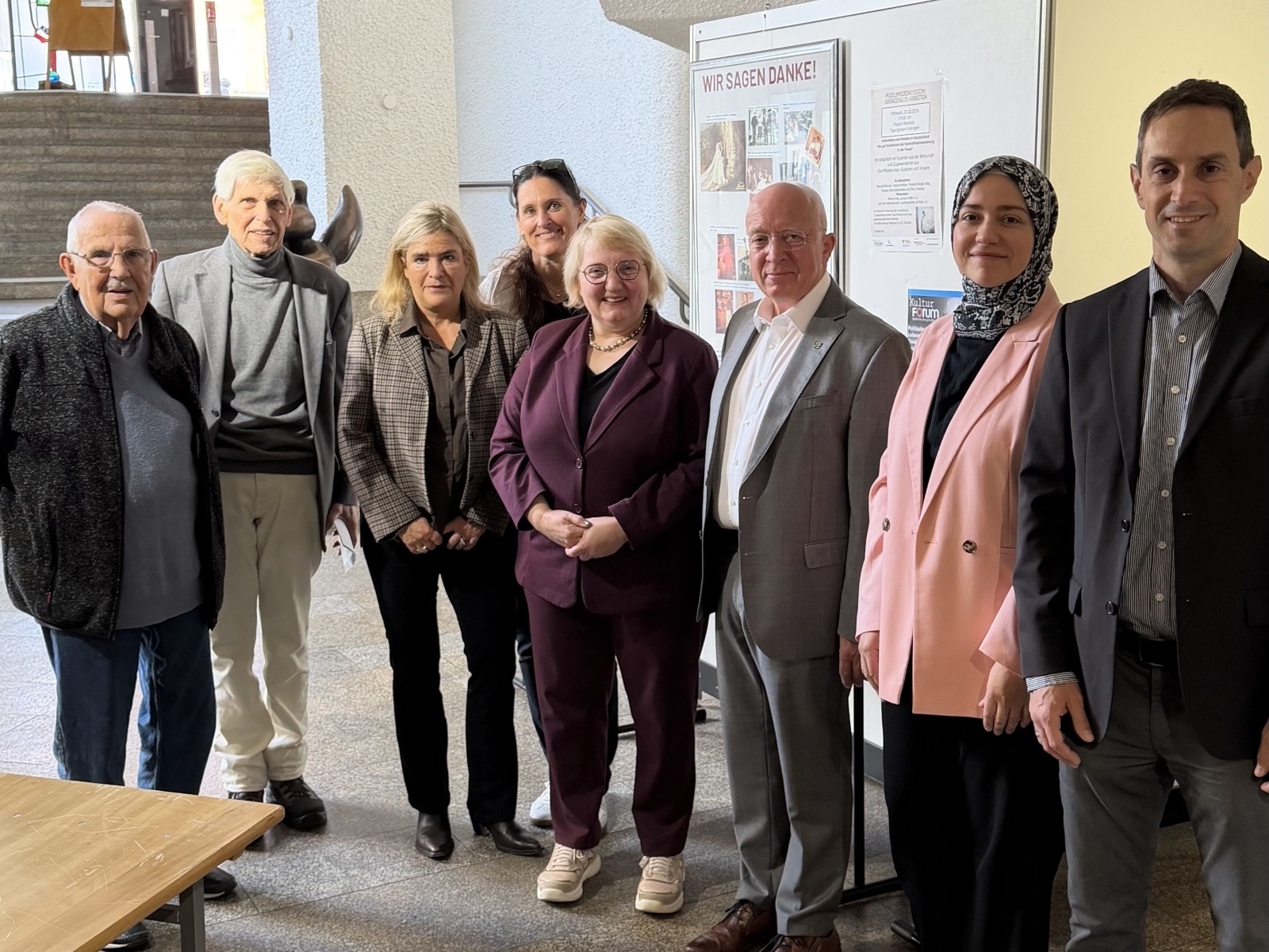 Gruppenfoto des Kuratoriums der Ausstellung, Bürgermeister Sauer und Katja Mast. 