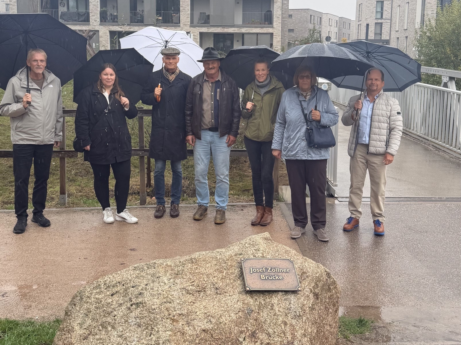 Gruppenfoto zur Anbringung der Gedenktafeln.