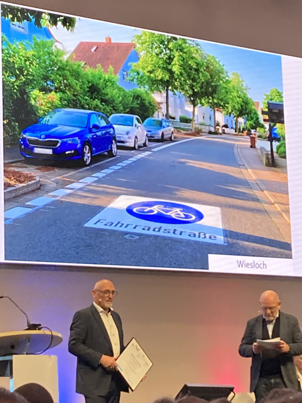Günter Riemer und Winfried Herrmann stellen die Maßnahmen in Wiesloch vor.