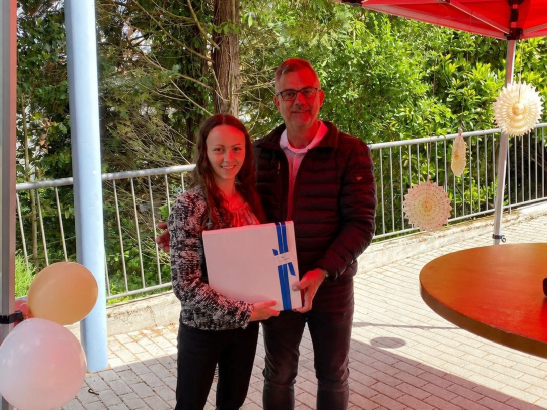Ortsvorsteher Michael Glaser gratuliert Lee-Anne Obländer zur Praxisübernahme.