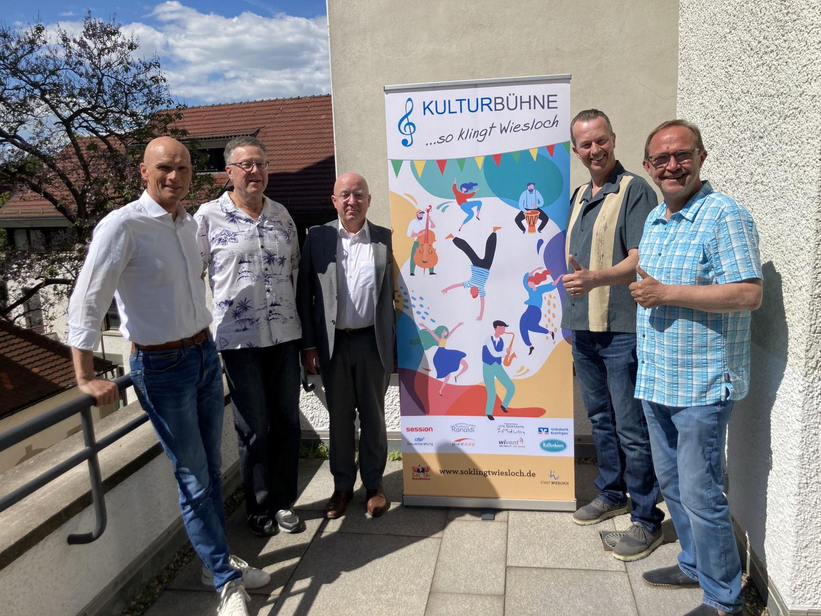 OB Elkemann, Jürgen Maaß, BM Sauer, Andy Widder und Michael Unser präsentieren das diesjährige Kulturbühnen-Programm.