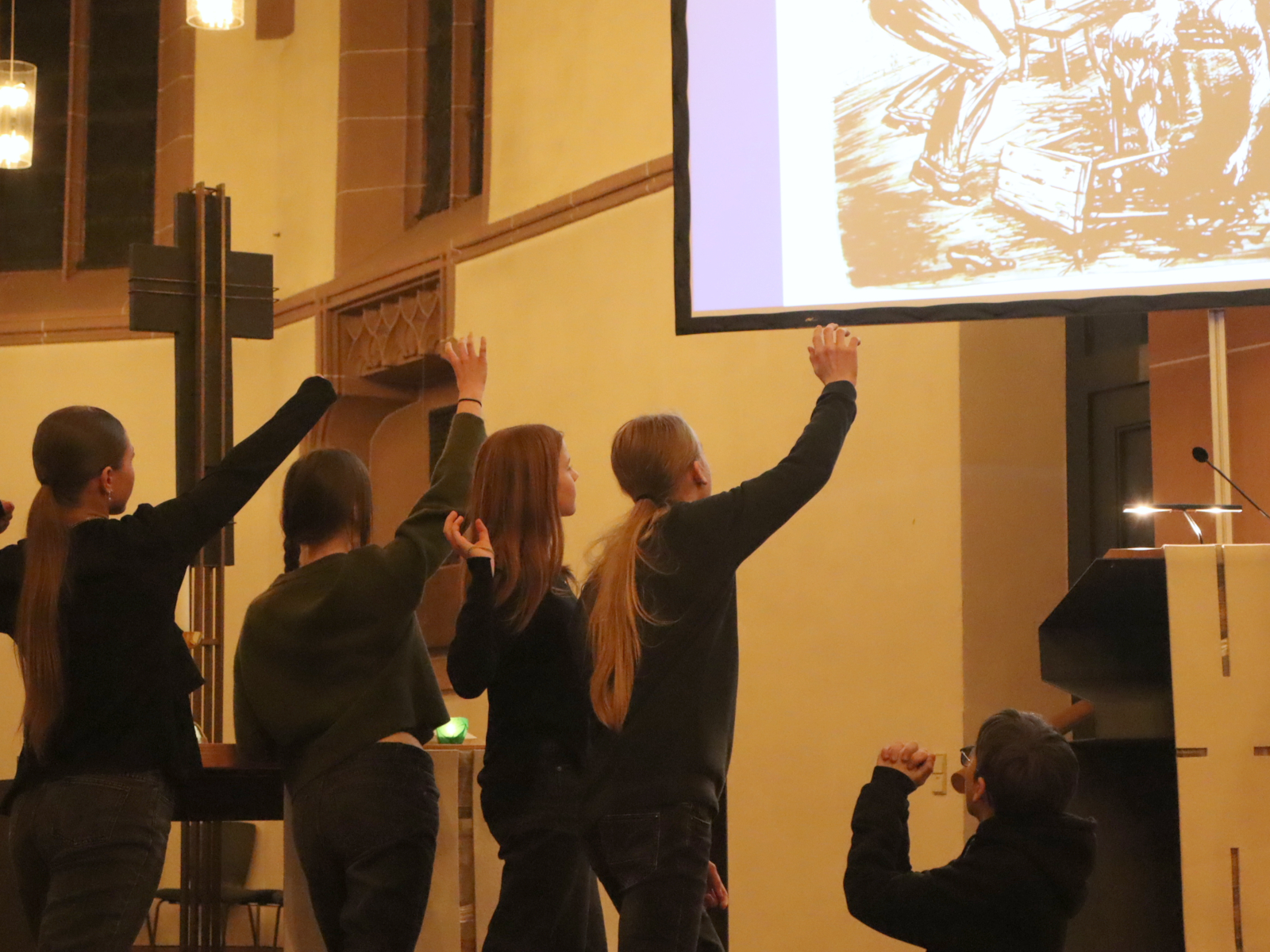 Szenische Darstellungen der Schülerinnen und Schüler zu den Werken von Karl Schwesig.