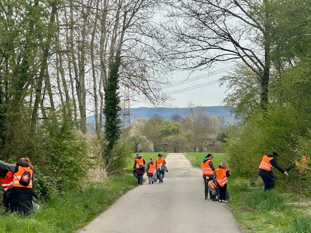 Kleine und große Menschen der Kopffüssler sammeln Müll.