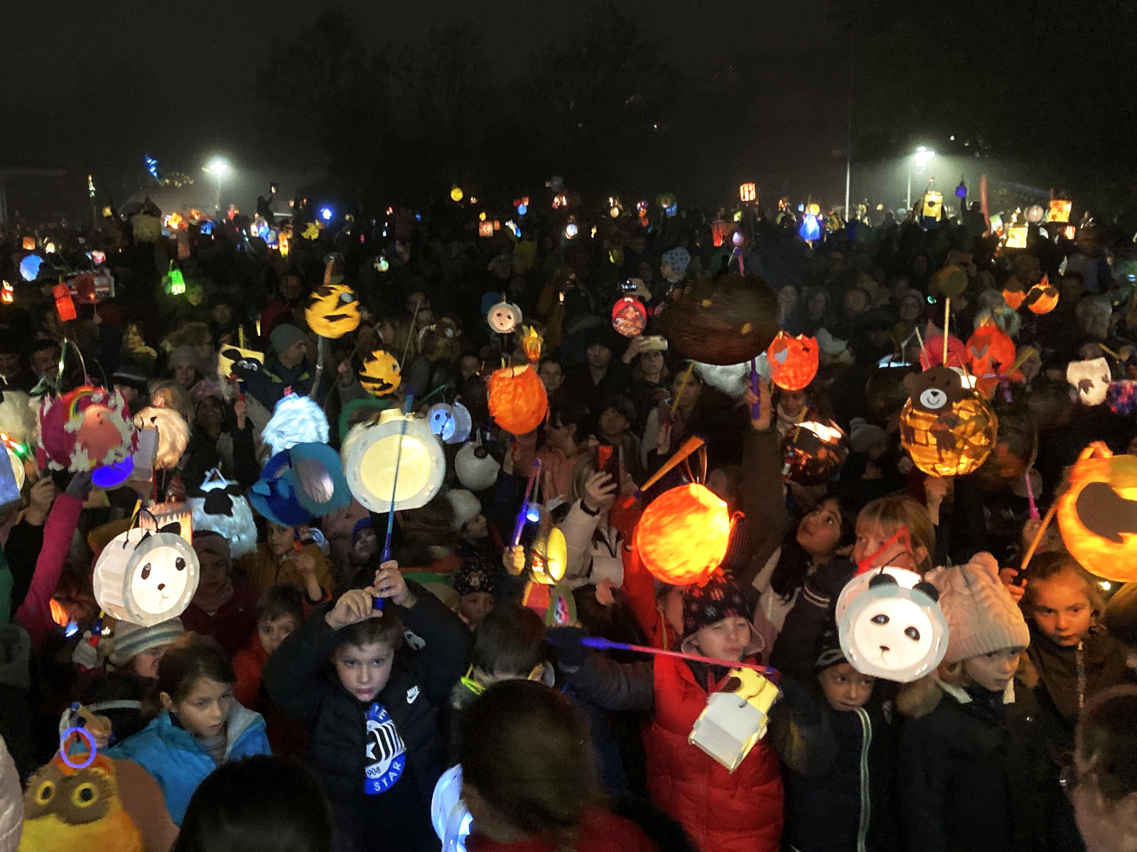 Kinder tragen stolz ihre leuchtenden Laternen beim Martinsumzug.