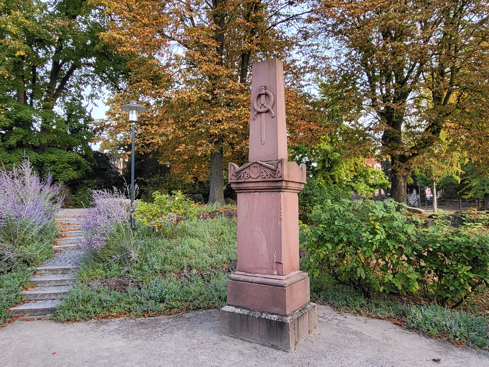 Ehrenmal aus Sandstein, im Südöstlichen Teil des Parks.