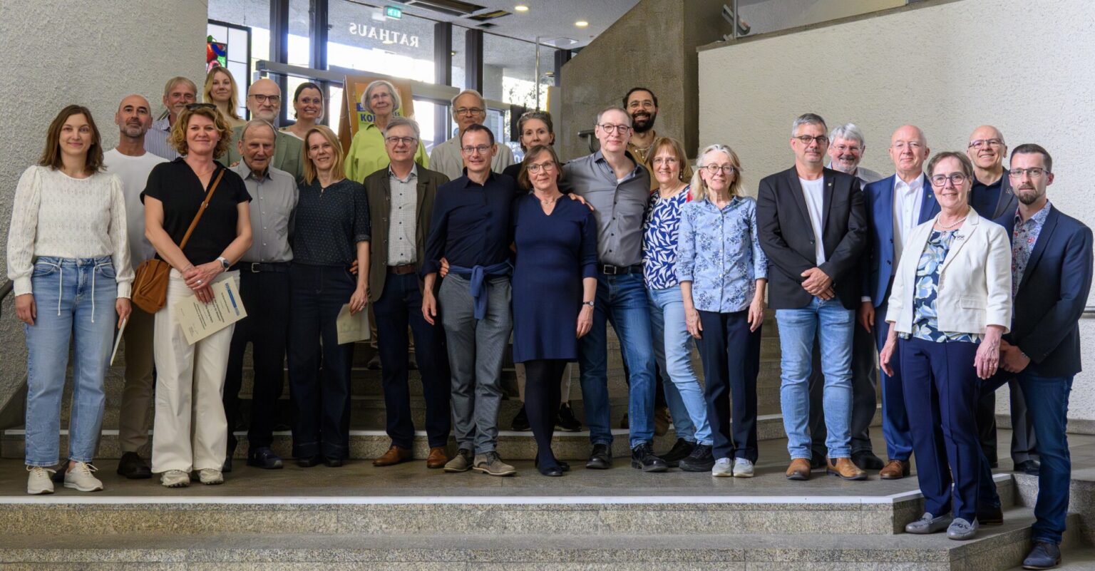 Gruppenfoto mit Bürgermeister Ludwig Sauer zur Preisverleihung.