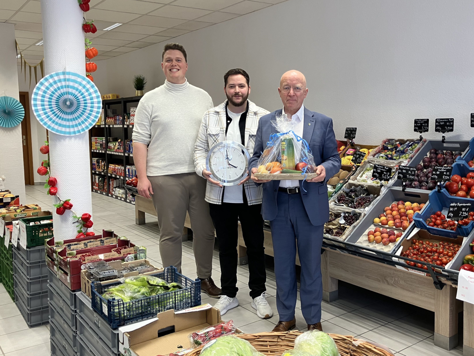 BM Ludwig Sauer und Wirtschaftsförderer Benedikt Krauter besuchen Enis Kirs.